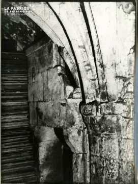Fragments salle basse voutée, arceaux dégagés,  r; Saint Sauveur